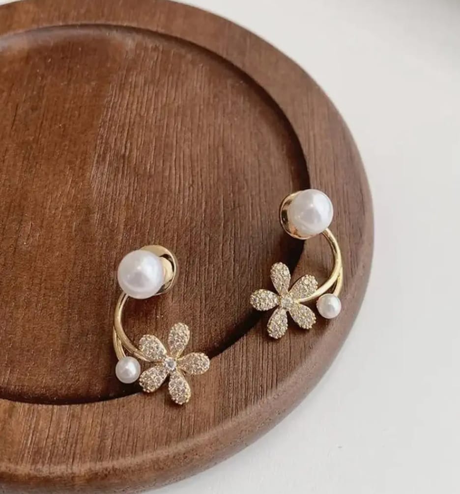 🌸✨ Whisper Bloom Pearl Ear Cuff Set – Blossom Elegance Meets Modern Chic💫🌼